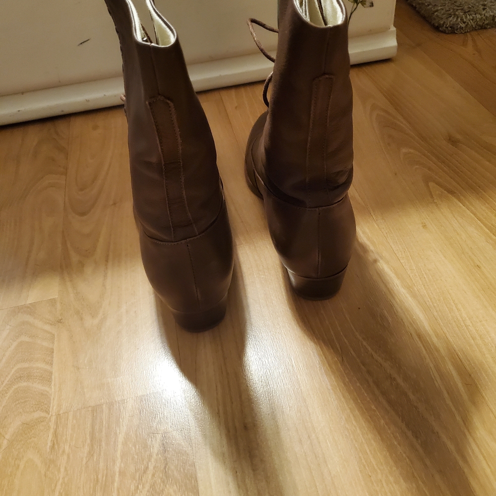 Brown Lace-Up Leather Boots with Classic Design - Picture 4 of 6